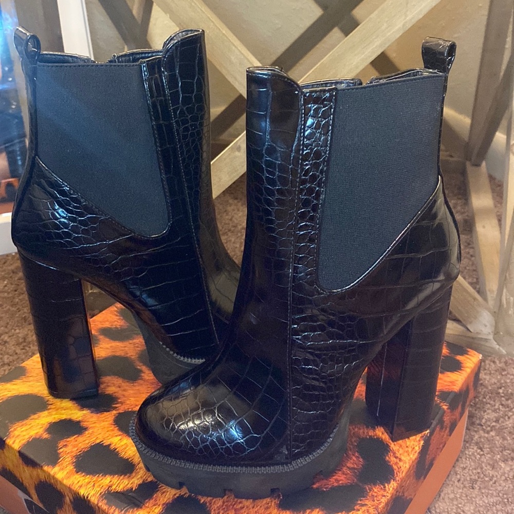 Platform pull on 4” block heel🖤